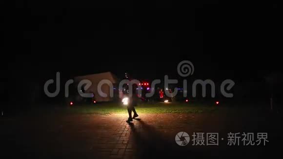 火在黑夜中展现了许多火花