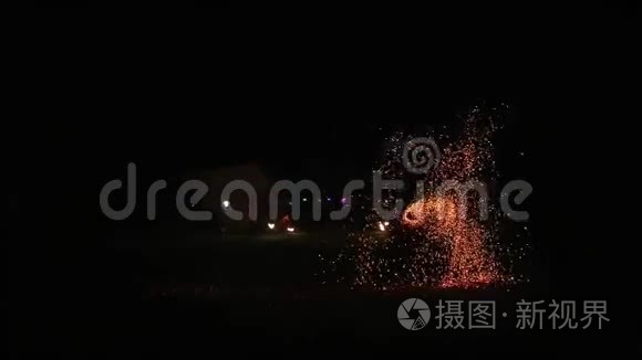 火在黑夜中展现了许多火花