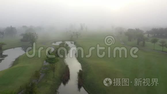 早上鸟瞰绿色高尔夫球场和雾。