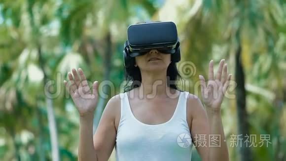 带虚拟现实护目镜的女人