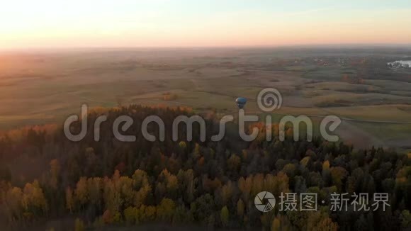 空中景观与彩色热气球飞越森林视频