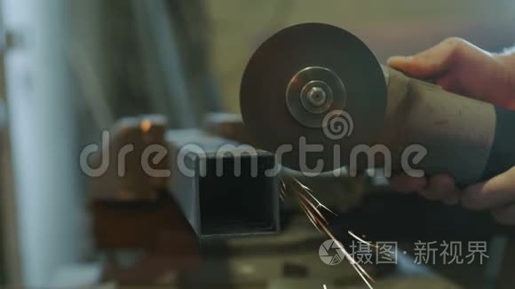 工人用电动工具切割金属视频