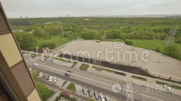 从莫斯科郊区建筑高度看绿色弥撒。 城市运动。 五月。 春天。