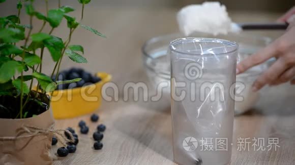 厨师把鲜奶油放在糕点袋里