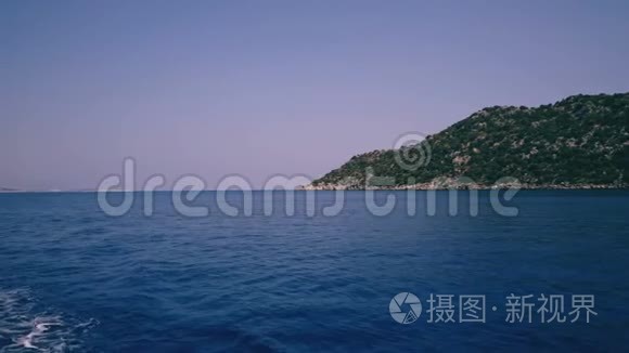 地中海沿岸和浮船上的山脉景观视频