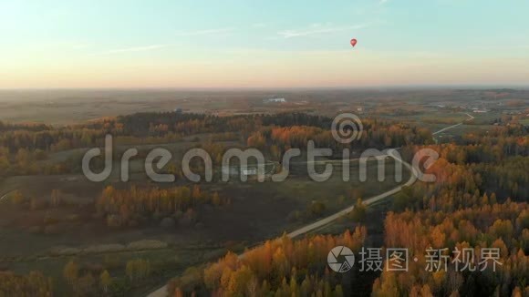 空中景观与彩色热气球飞越森林视频