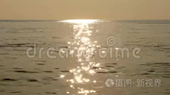 晚上在平静的大海上视频