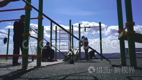 一群工人用橡胶屑覆盖游乐场视频