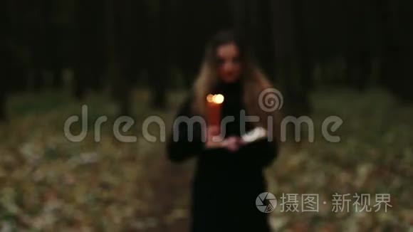 在森林里拿着书和蜡烛的女巫视频