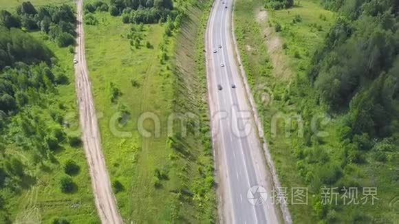 乡村道路的俯视图.. 剪辑。 有森林交通的农村公路。 有车的郊区公路。 旅费