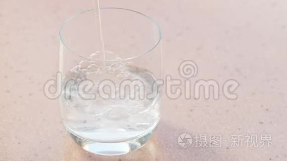 碳酸矿泉水倒在玻璃里视频