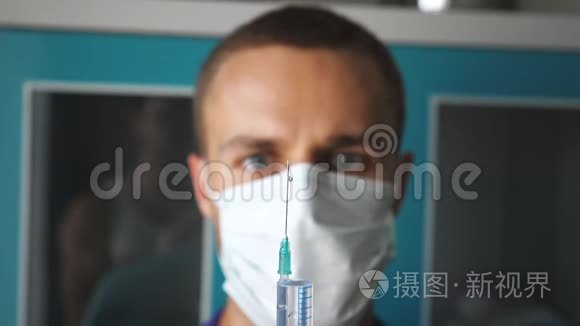 年轻的白种人医生戴着面具从注射器里倒出液体的肖像。 医务人员准备注射器