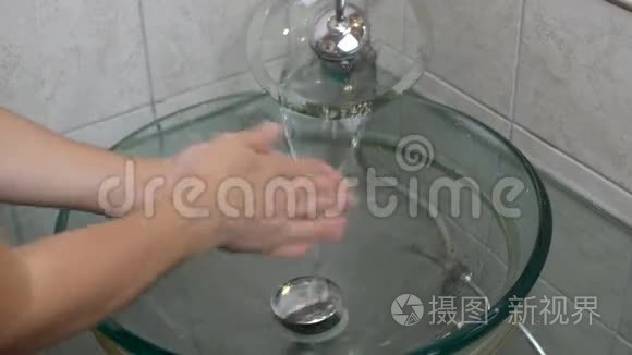 用泡沫肥皂清洗手掌视频
