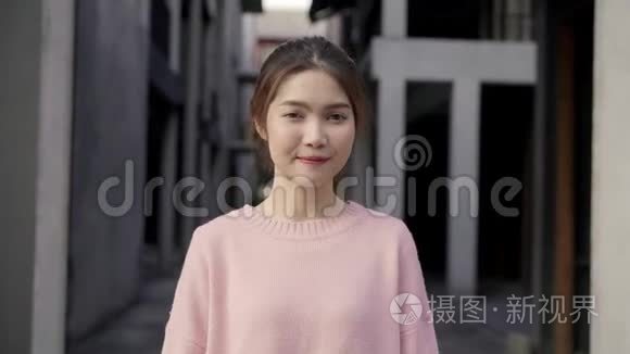 在中国北京的唐人街旅行时，一个开朗美丽的年轻亚洲女人对相机感到高兴。