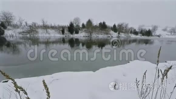 湖面结冰了视频