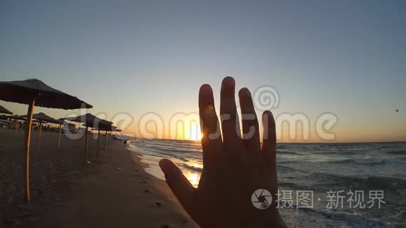 手指头夕阳夕阳海滩大海视频