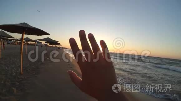 手指头夕阳夕阳海滩大海视频