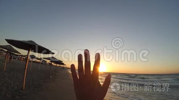 手指头夕阳夕阳海滩大海视频