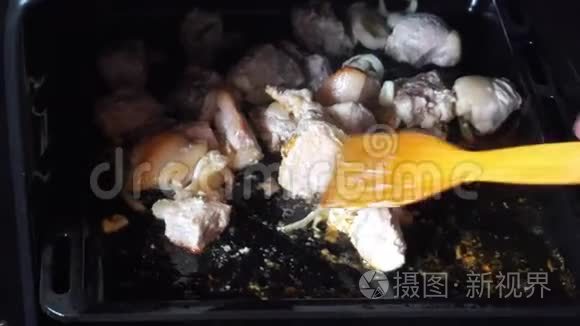 烤箱里美味的肉片视频