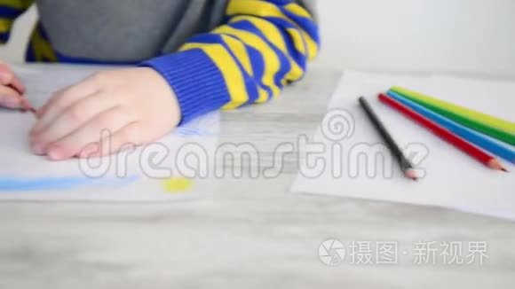 男孩用棕色铅笔画画
