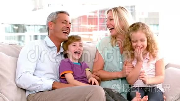 慢动作的幸福家庭坐在沙发上视频