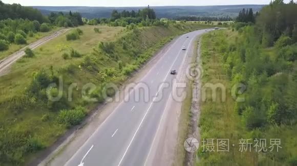 乡村道路的俯视图.. 剪辑。 有森林交通的农村公路。 郊区公路，有汽车和卡车。 旅行和