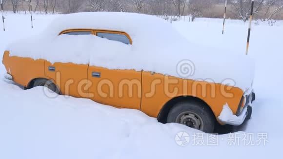 被雪覆盖的汽车，在严重的冬季风暴下。 在雪下的院子里。