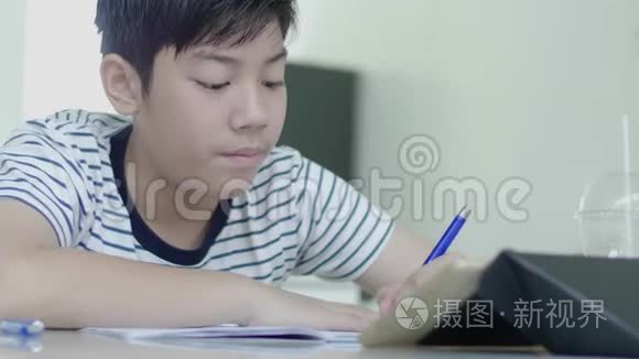 亚洲男孩用平板电脑找到答案。