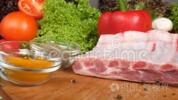 蔬菜生菜叶香料咖喱辣椒背景的木板上摆放着不同种类的肉