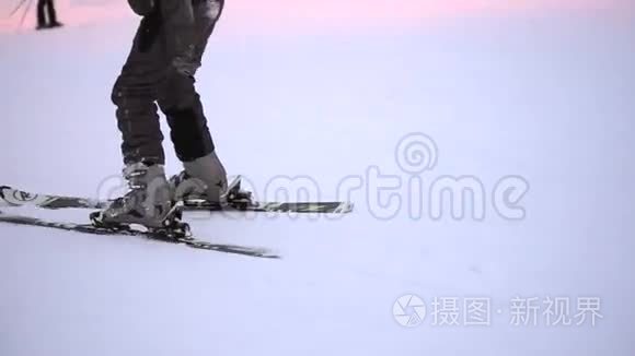 滑雪者穿着特殊的西装在滑雪场滑雪。