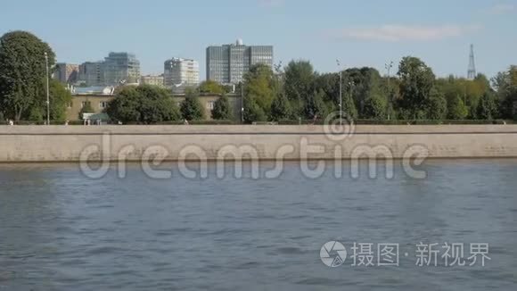 莫斯克瓦河堤处绿树成荫.