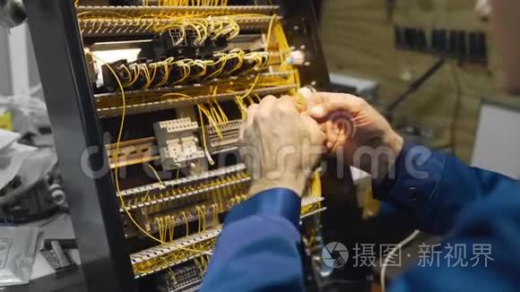电工将电线卷起来，在仪表盘的一个电路中，用高压工作