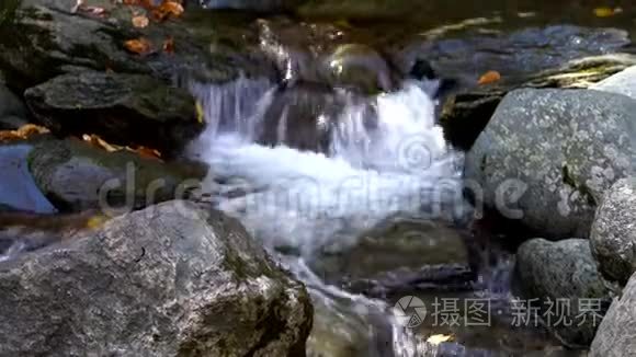 水流过溪流的岩石