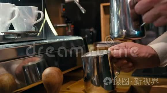 咖啡师正在使用咖啡机在商店、餐厅或酒吧制作咖啡