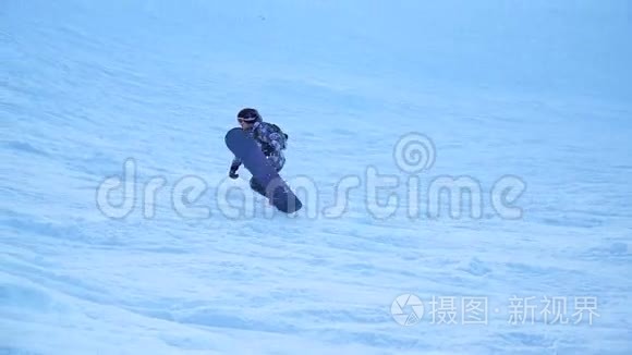 滑雪者攀登山坡视频