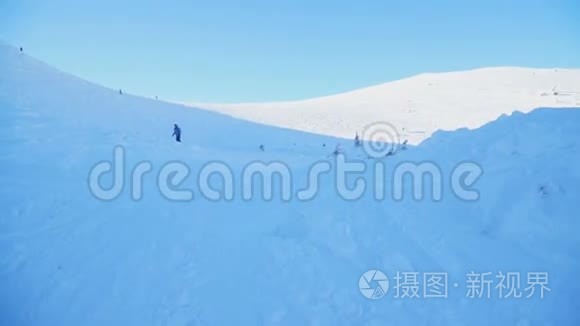 滑雪者独自骑在山坡上视频