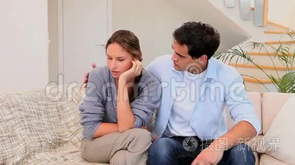 一对夫妇在看电视时争吵的录像视频