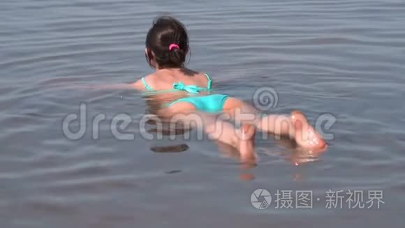 保持女人漂浮的湖水视频