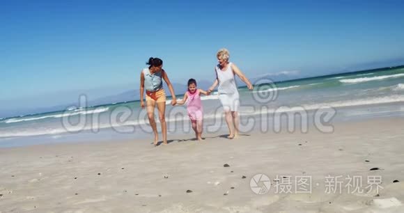 多代家庭在海滩上享受