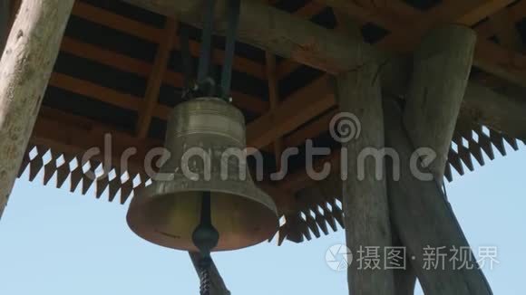 木钟塔顶下响厚壁钟的景象视频