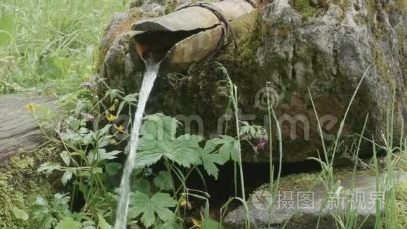 水流通过木管视频