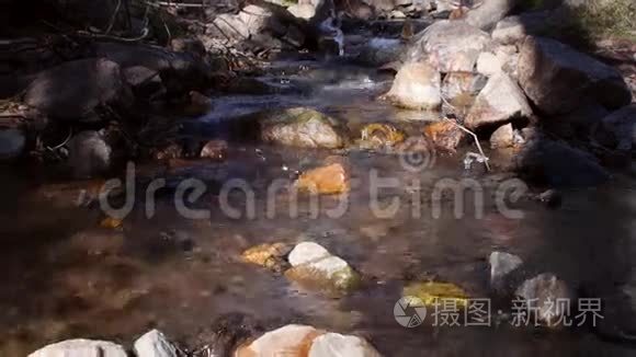 山地斜拉岩石间的河流水流视频