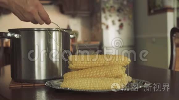 把玉米丝从煮好的玉米中取出视频