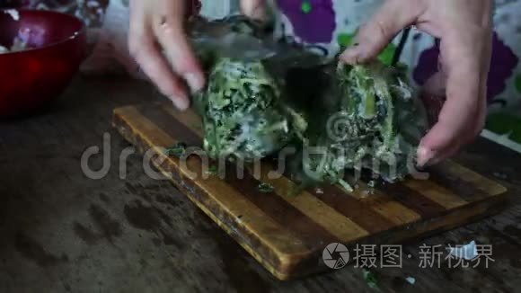 女人切冷冻草药视频