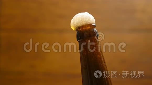 泡沫在棕色啤酒瓶上流动（1.1号）