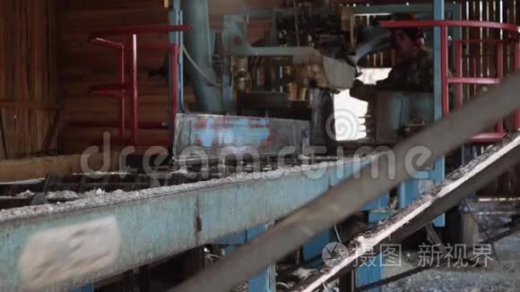 工业锯工作台上的木工切片视频