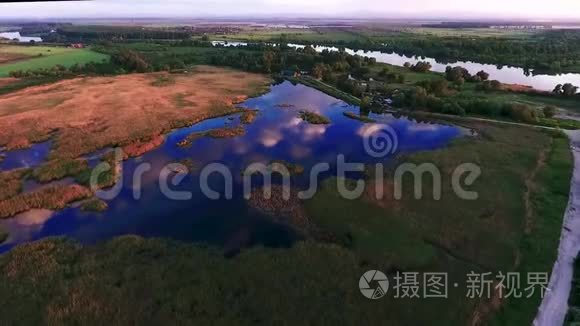 飞过一个美丽的湖。 湖中云的倒影.. 空气室。 风景。 俄罗斯，克拉斯诺达尔，莲花