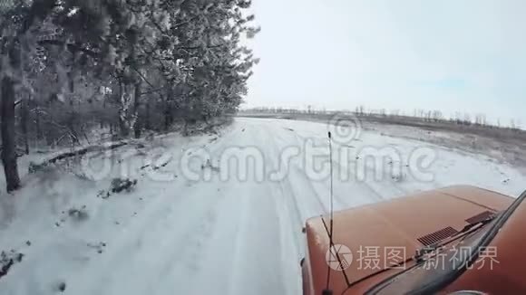 冬季森林的景观道路，覆盖着白雪的荒野