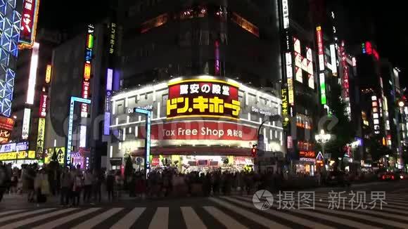 东京商业城的夜间城市街道