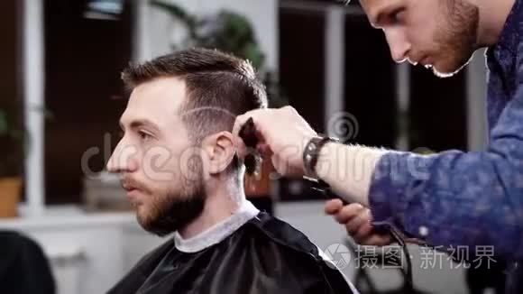 男理发师和顾客 理发师用剪刀做发型 理发店的场景短视频